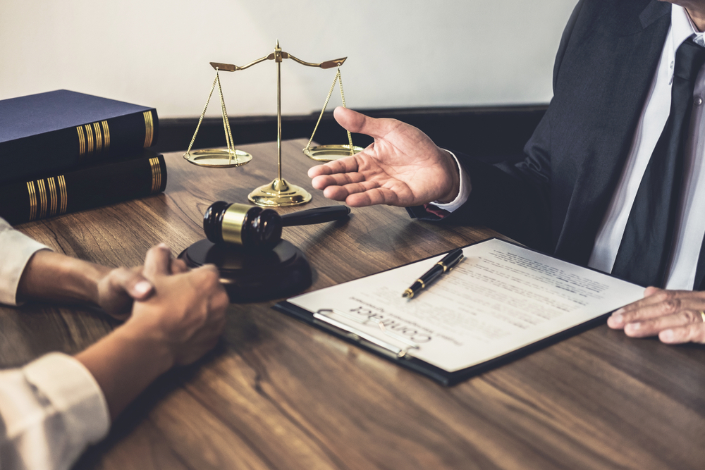 Good,Service,Cooperation,,Consultation,Of,Businesswoman,And,Male,Lawyer,Or