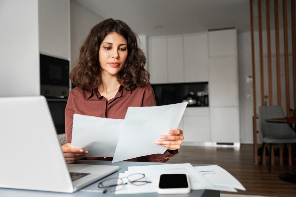 Focused,Latin,Hispanic,Young,Business,Woman,Working,On,Laptop,Computer